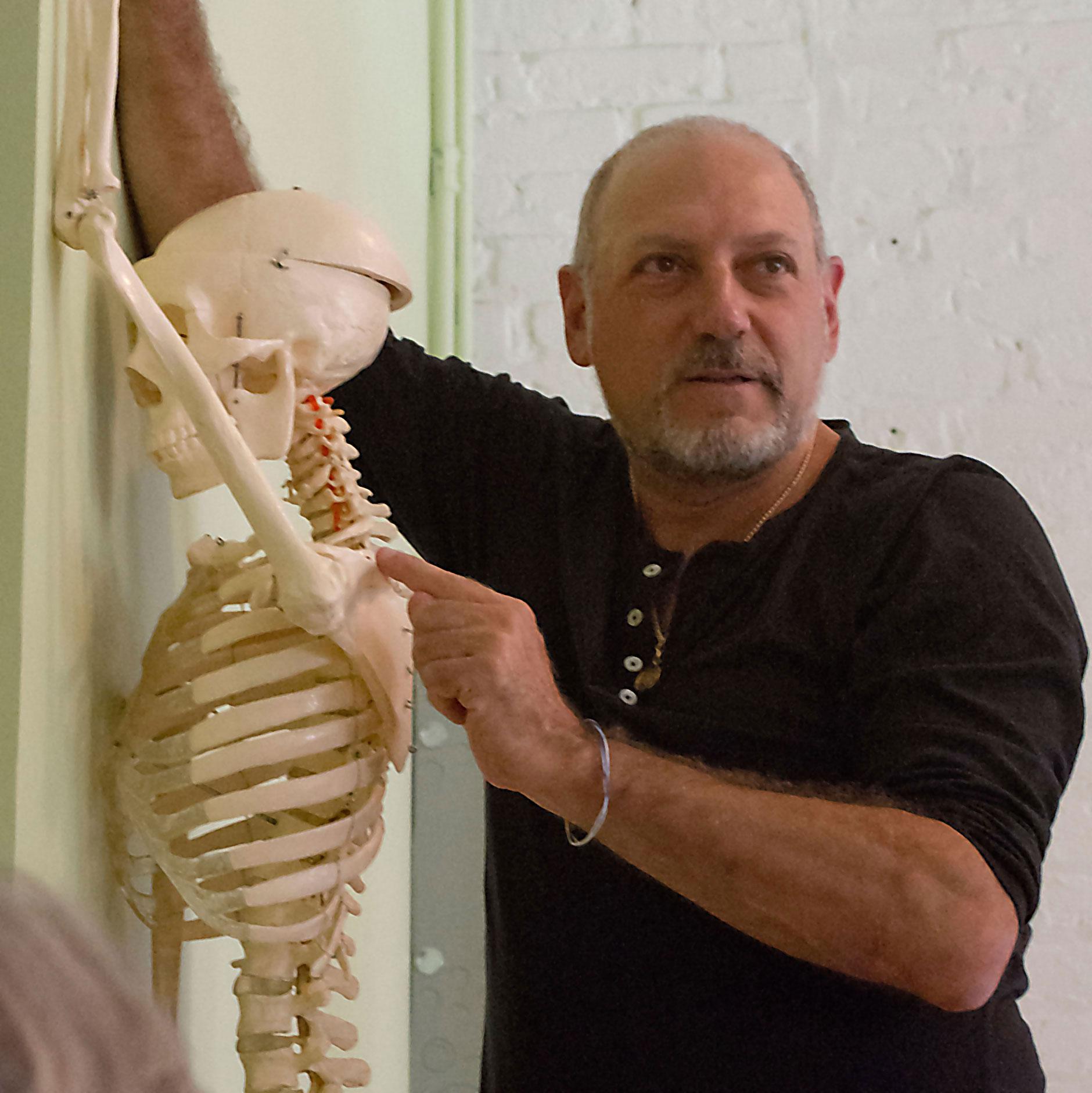 kaminoff-skeleton_DSC3896 Leslie pointing at a skeleton's spine