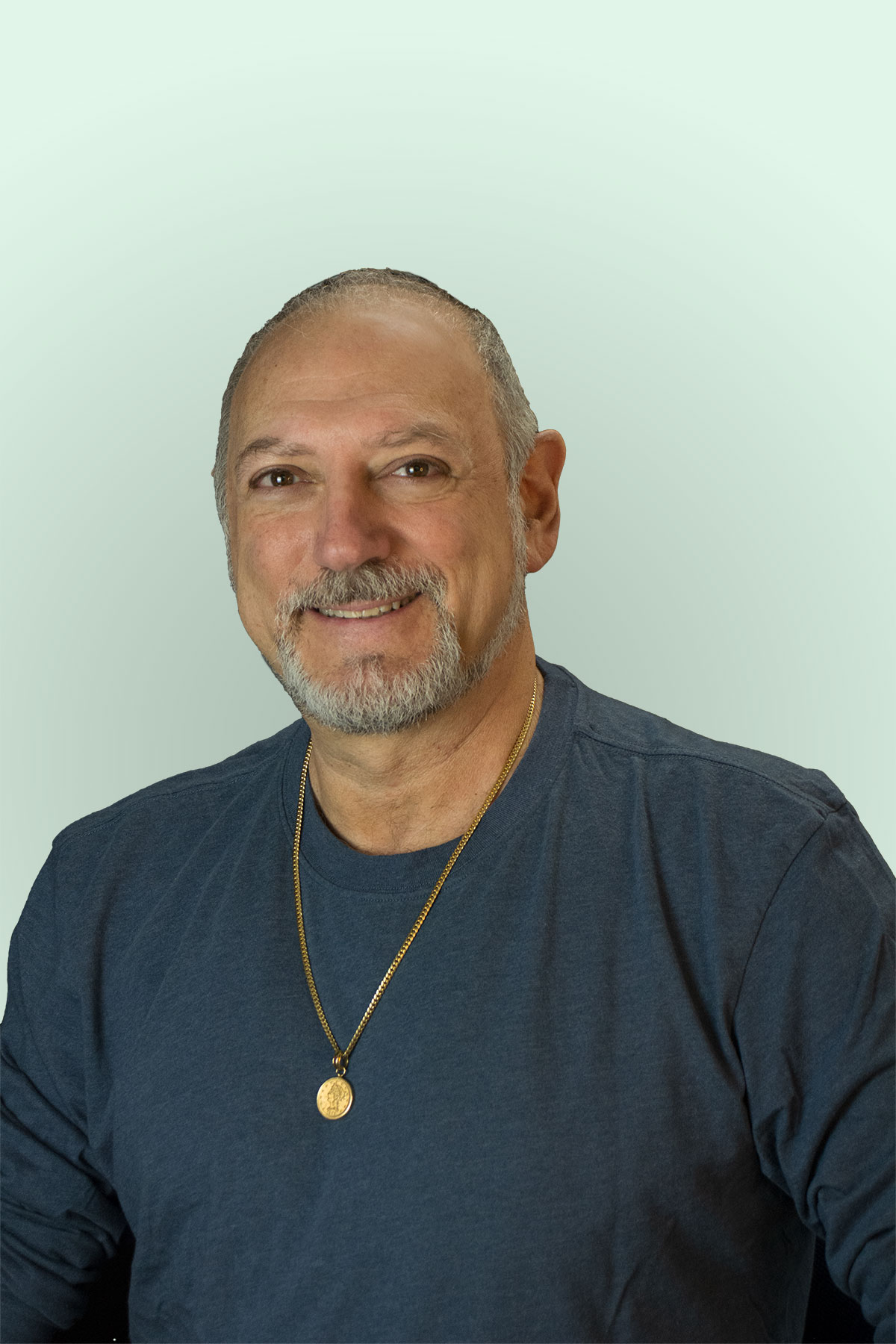 lak-headshot_DSC4948-bright Leslie smiling in a blue shirt