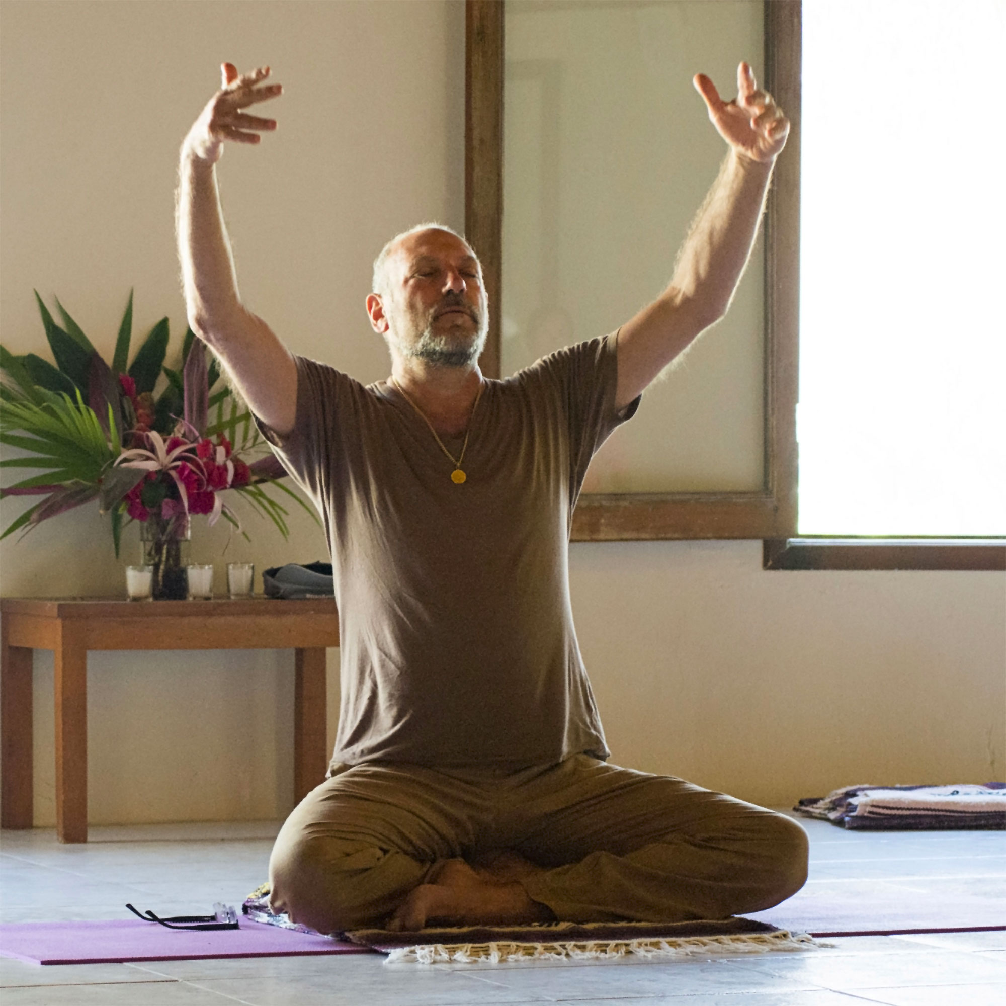 lak_7316-sq-72 Leslie seated with arms raised